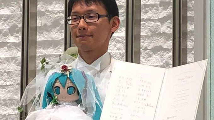 Japonés se casa con su waifu Hatsune Miku