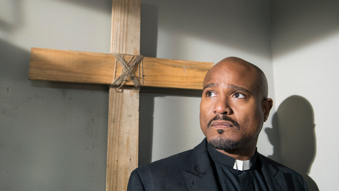 Seth Gilliam como el Padre Gabriel