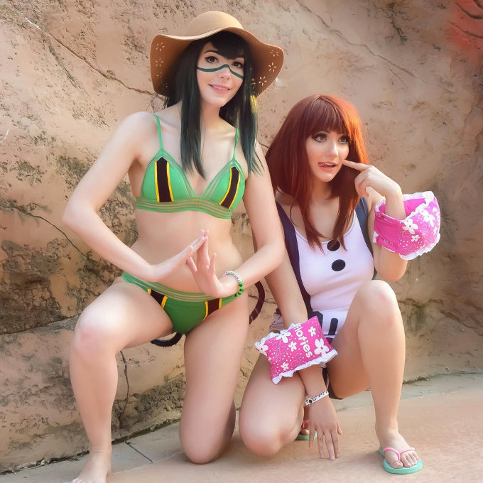 Cosplay de Tsuyu y Ochaco de My Hero Academia en la playa