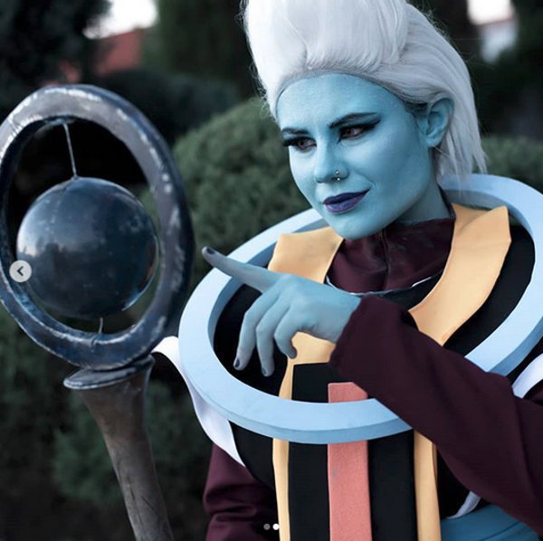 El poderoso Whis de Dragon Ball Super cambia de sexo con cosplay
