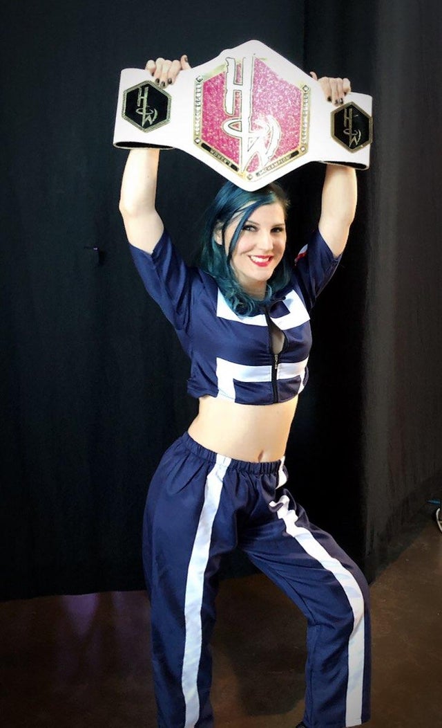 Leva Bates con un cosplay de My Hero Academia muy luchístico
