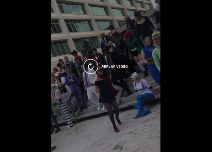 Un cosplay JoJo's Bizarre Adventure recordando una técnica especial