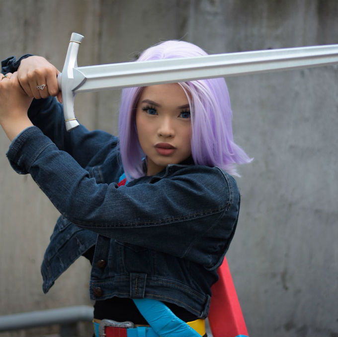 Trunks-Cosplay-Mujer-Live-Action