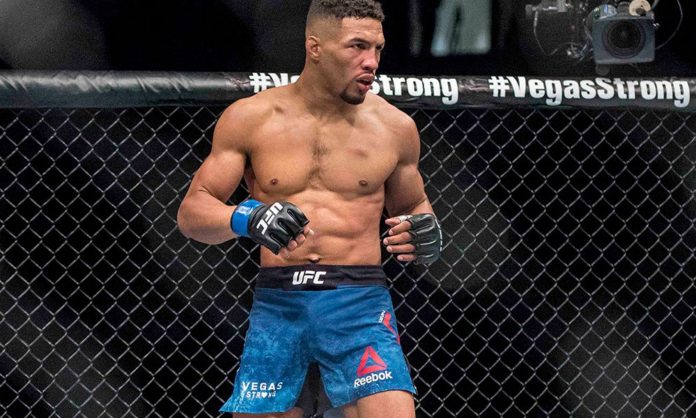 Kevin Lee, peleador de la UFC, jugó Smash y anduvo en un Tesla al mismo tiempo.