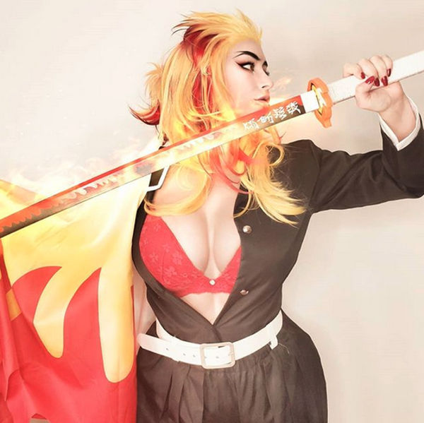 Kyojuro Rengoku de Demon Slayer cambia de sexo con el cosplay