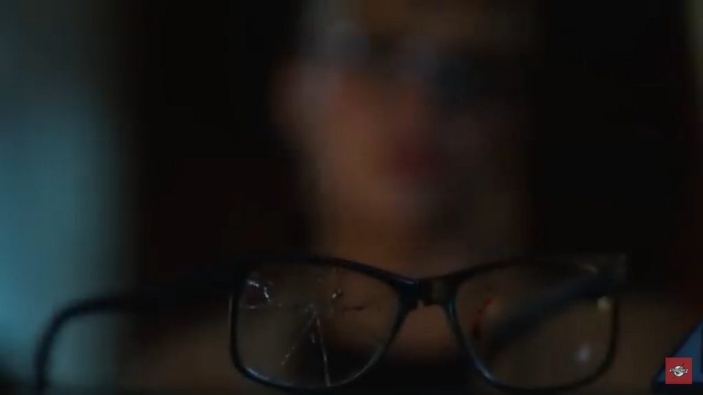 Kara descubre los lentes de Superman en Crisis.