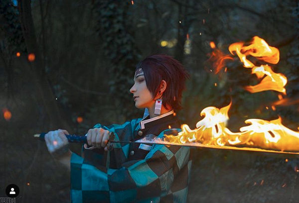 Este cosplay de Tanjirou de Demon Slayer es un un poco peligroso