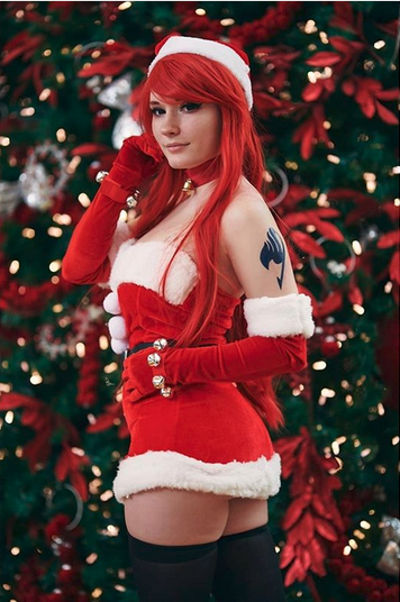 Erza Scarlet de Fairy Tail se torna navideña con su cosplay