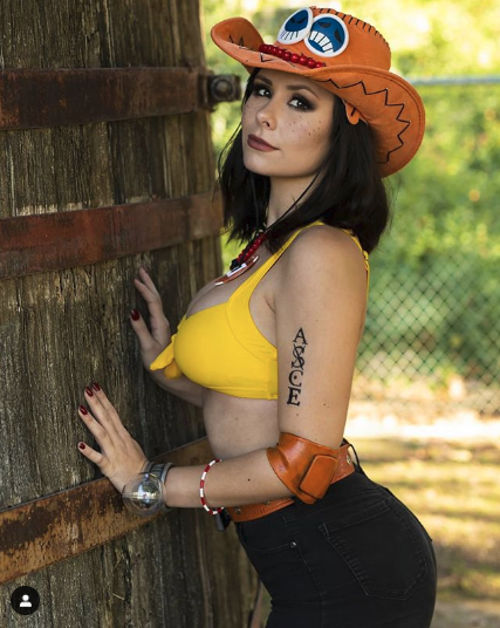 Ace de One Piece revive y cambia de sexo con el cosplay