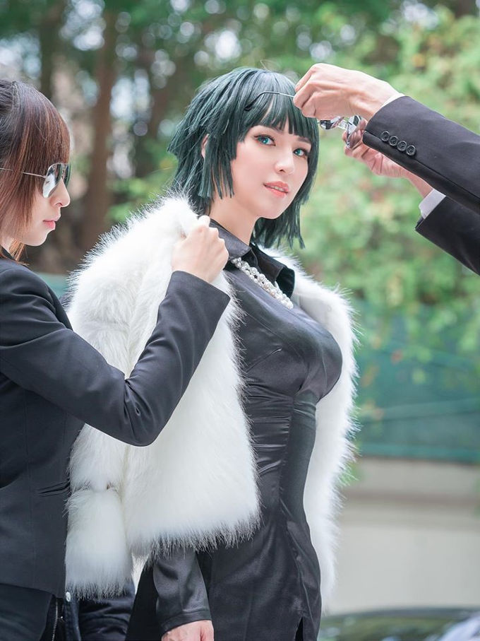 One-Punch Man consigue un cosplay de Fubuki y sus aliados