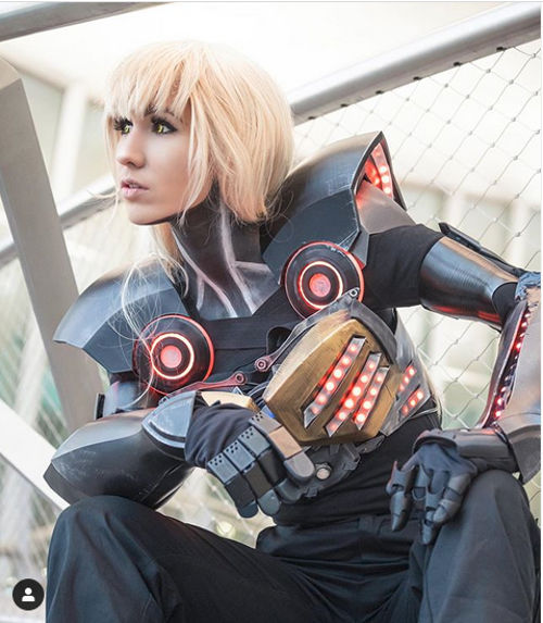 Genos de One-Punch Man cambia de sexo con el cosplay