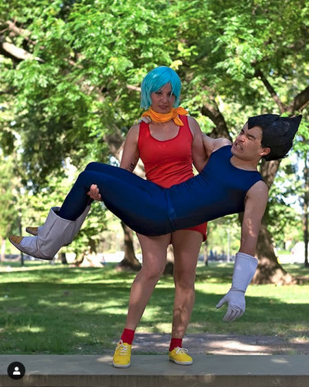 Vegeta y Bulma de Dragon Ball en un romántico y divertido cosplay