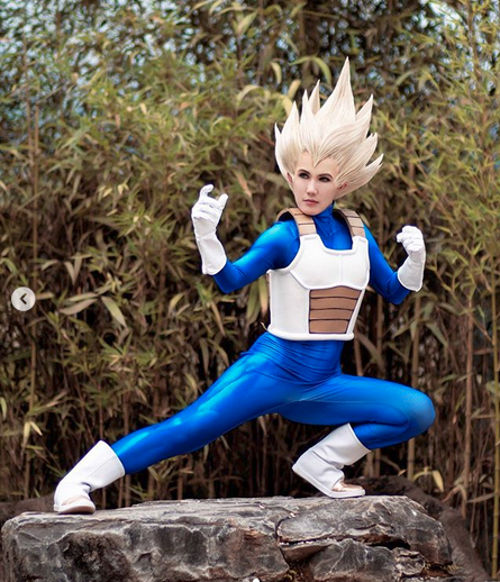 Vegeta de Dragon Ball Z cambia de sexo gracias al cosplay