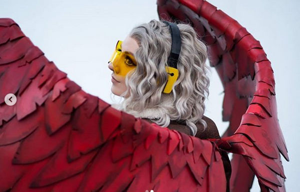 Hawks de My Hero Academia cambia de sexo por el cosplay