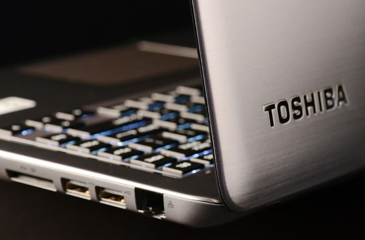 Toshiba vende línea de laptops a Sharp.