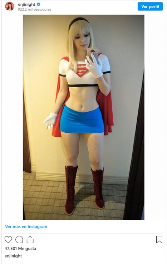 Enji Night Cosplay de Supergirl