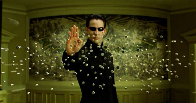 Keanu Reeves como Neo parando balas en Matrix