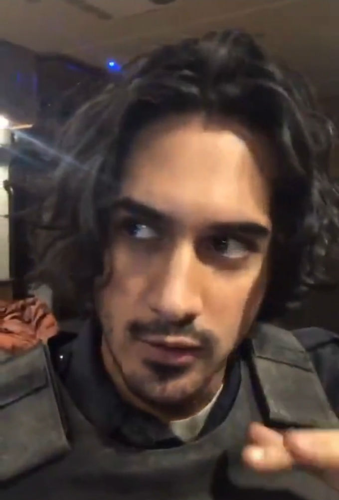 Fotografia de Avan Jogia como Leon en el reboot de Resident Evil