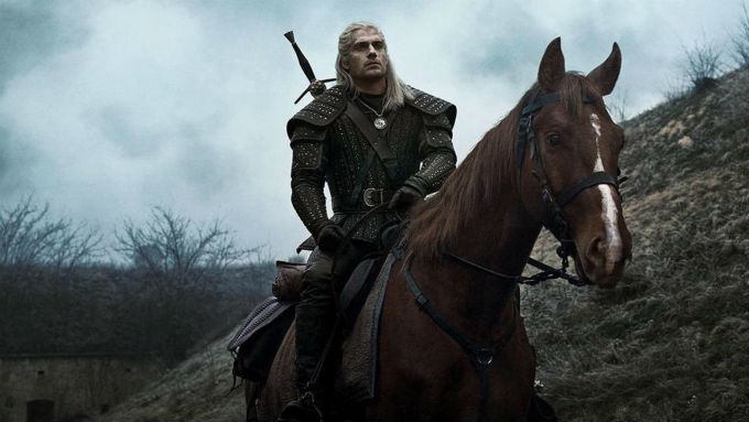 Henry Cavill montandoa caballo en The Witcher
