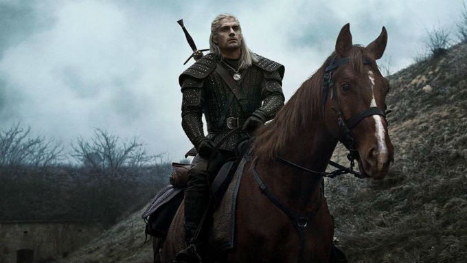 Henry Cavill montandoa caballo en The Witcher