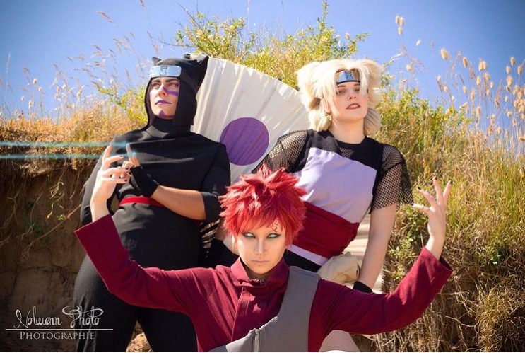 Cosplay del Team Suna: Gaara, Temari y Kankuro en Naruto Shippuden.