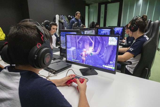 Generacion z jugando videojuegos con millenials guiandolos