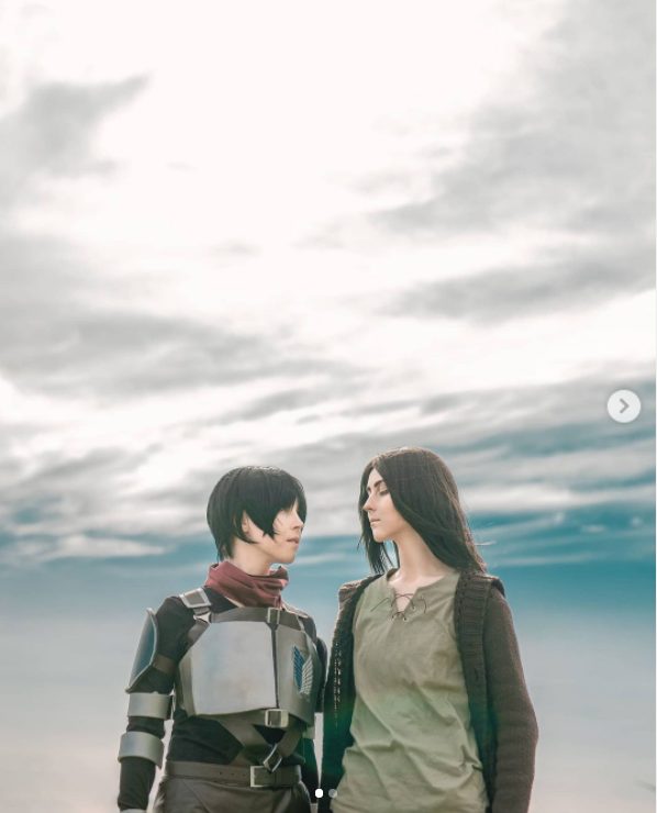 Eren Jaeger y Mikasa Ackerman Cosplay.