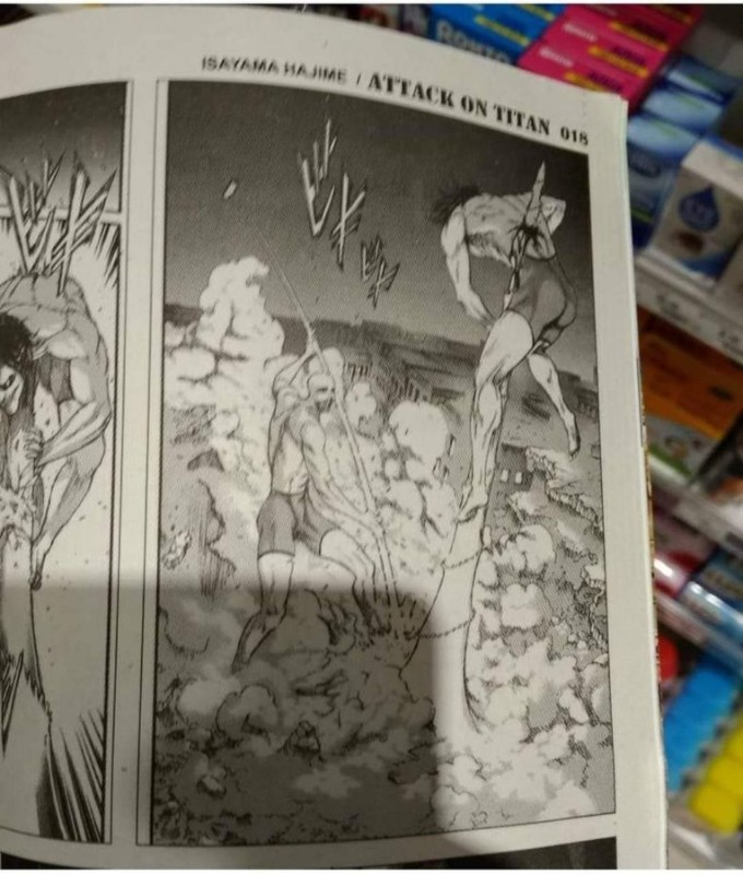 Shingeki no Kyojin censurado con calzoncillos en el manga.